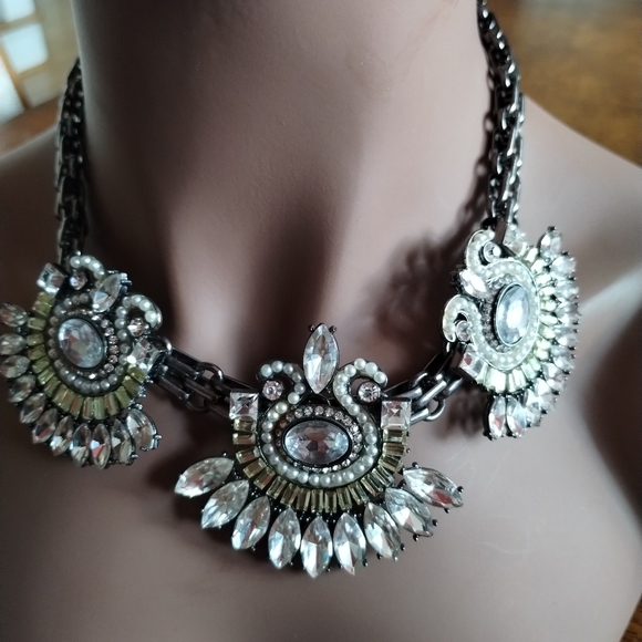 Statement Necklace - Radiance & Elegance Unveiled 🌠✨ (Pre-Owned) - Picture 7 of 7